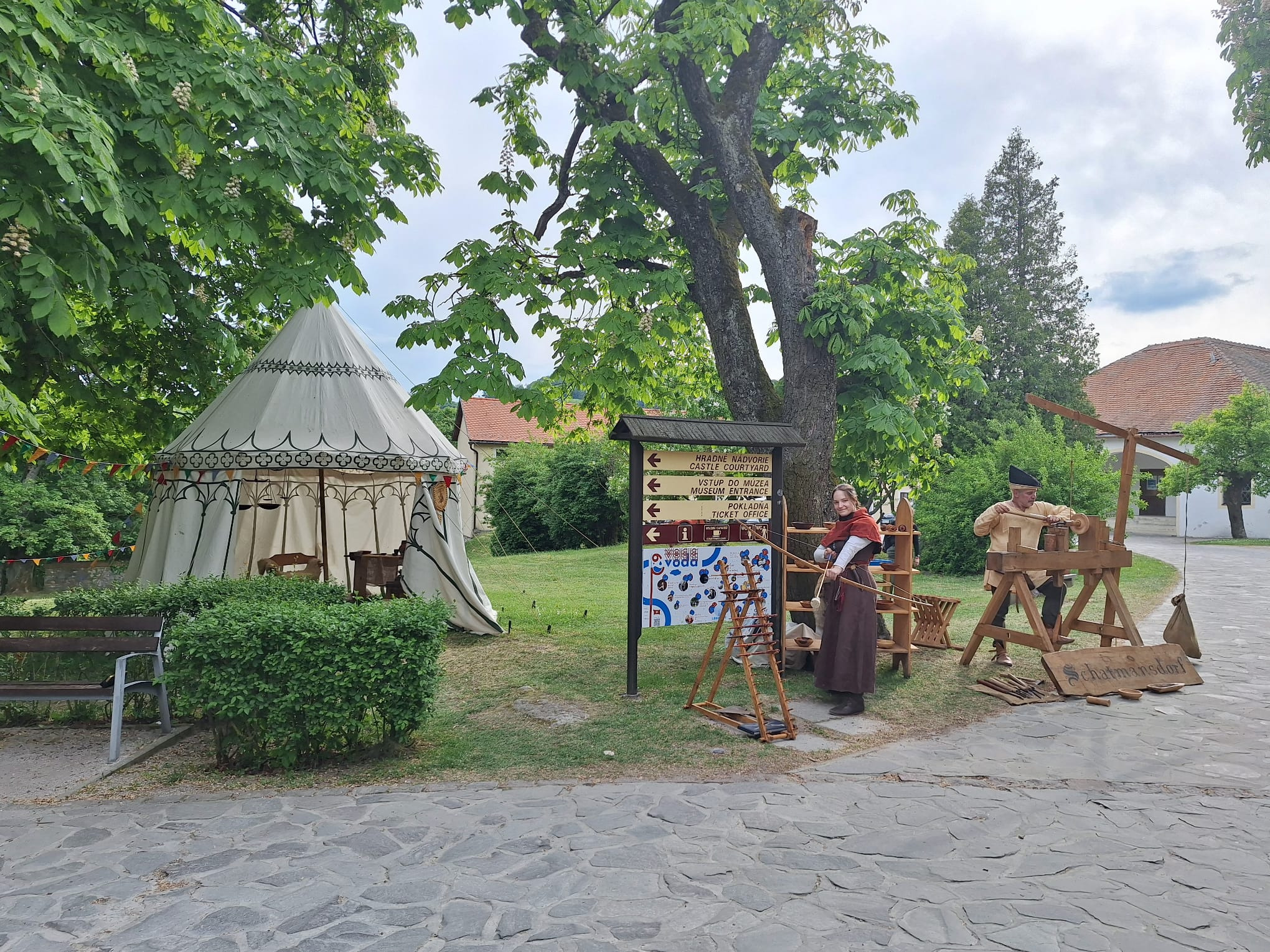 Historický stan a remeselné stanovisko na hrade Červený Kameň