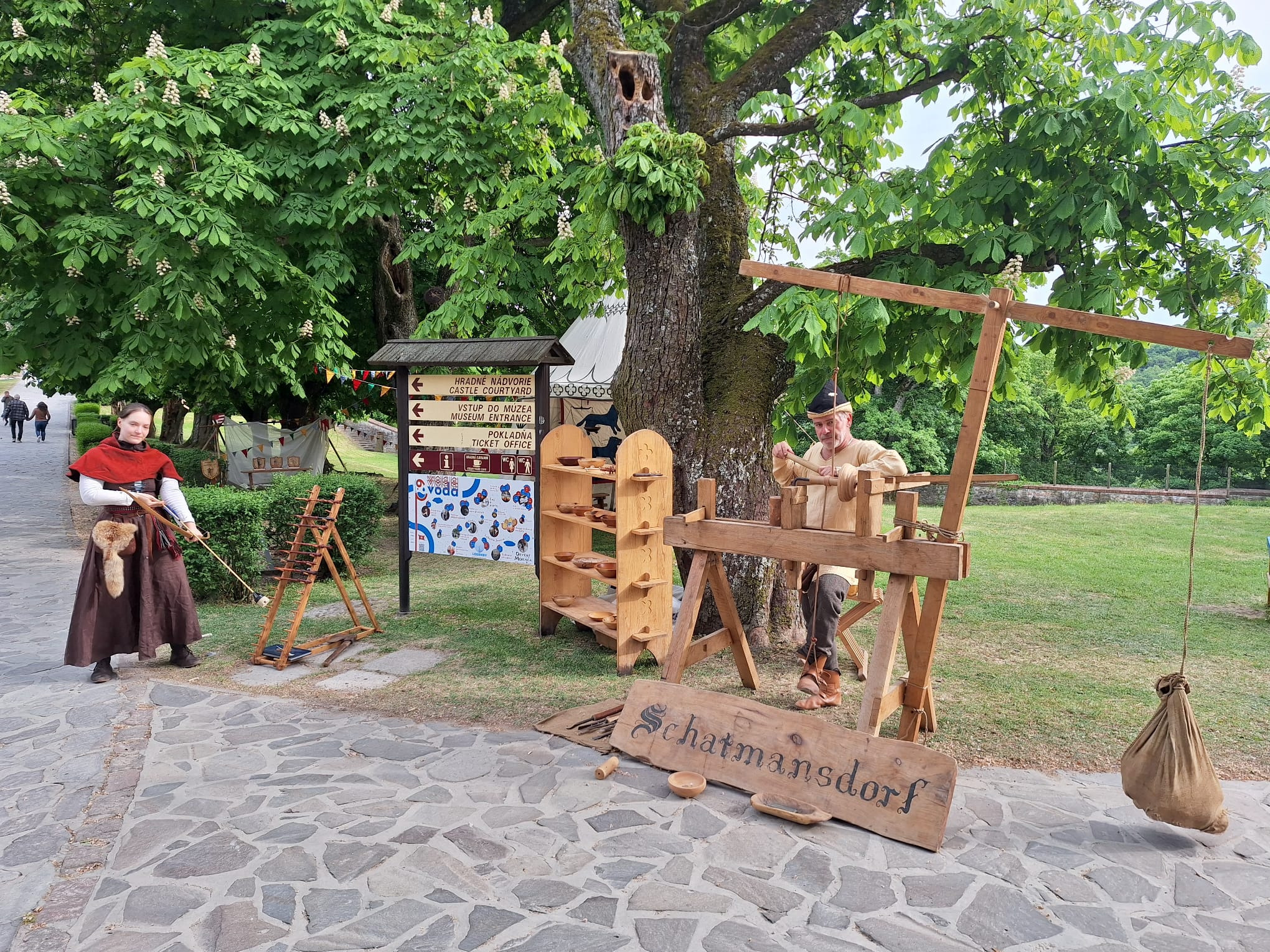 Remeselné stanovisko s dreveným vybavením pri historickom stane