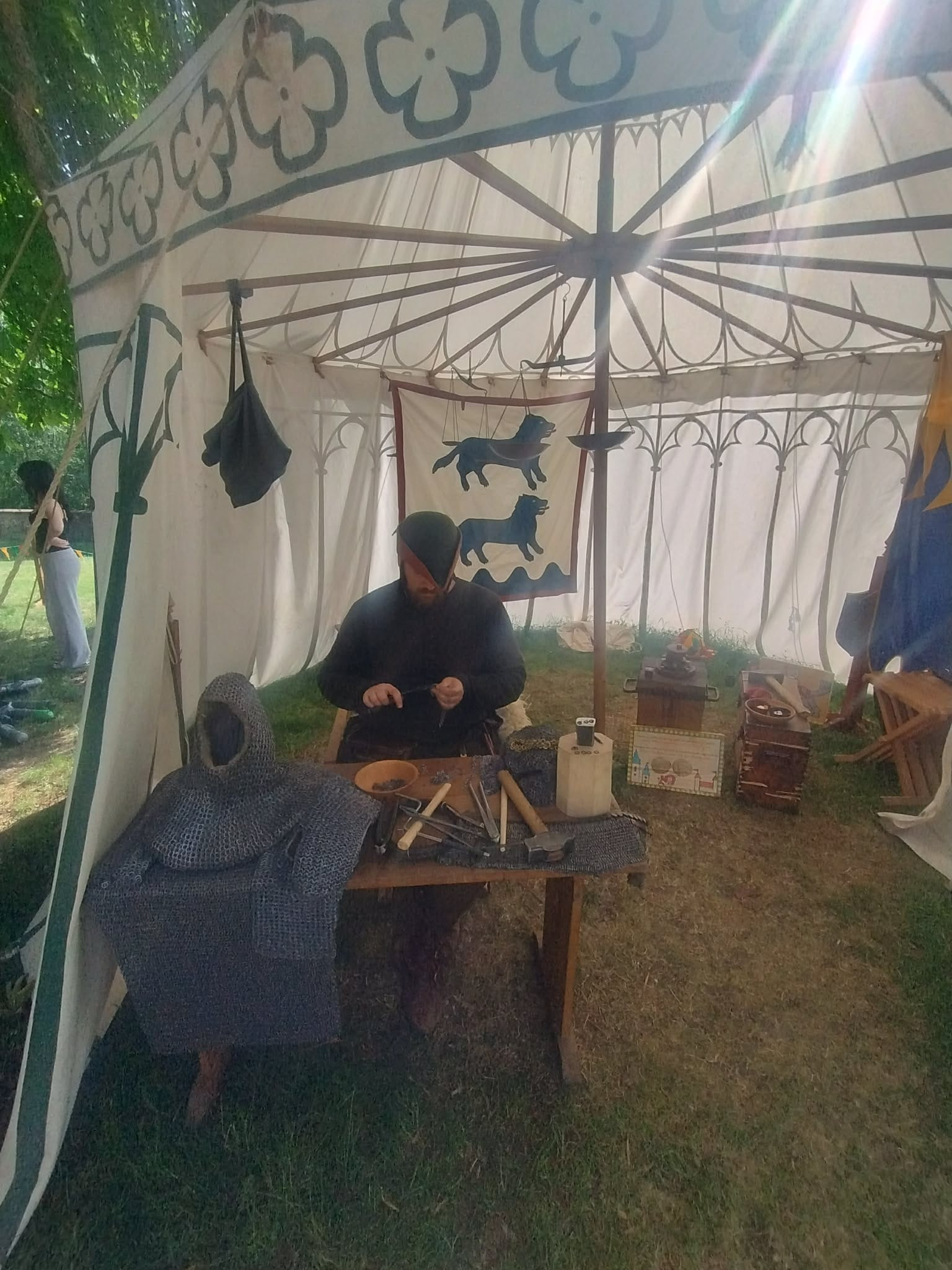 Remeselník v dobovom oblečení pri práci